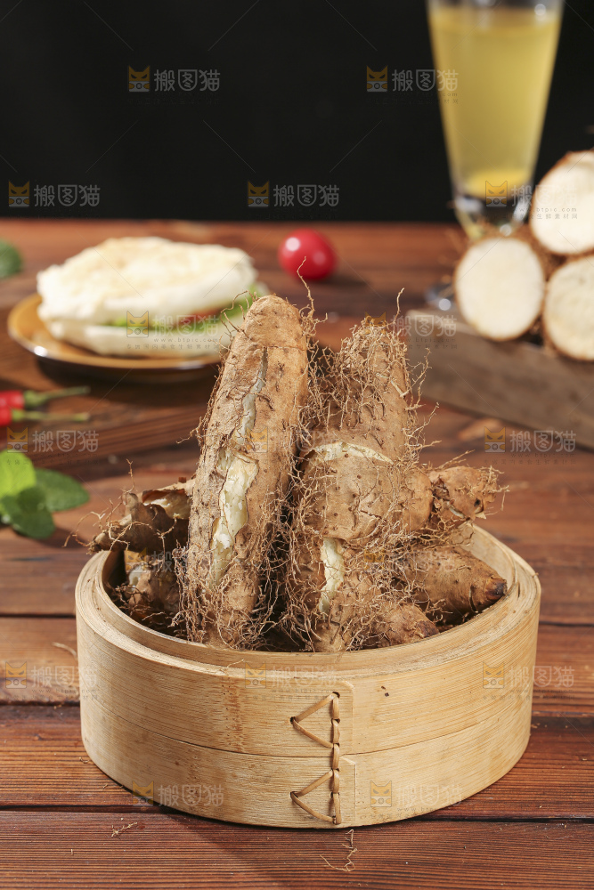 深底上的新鲜毛薯