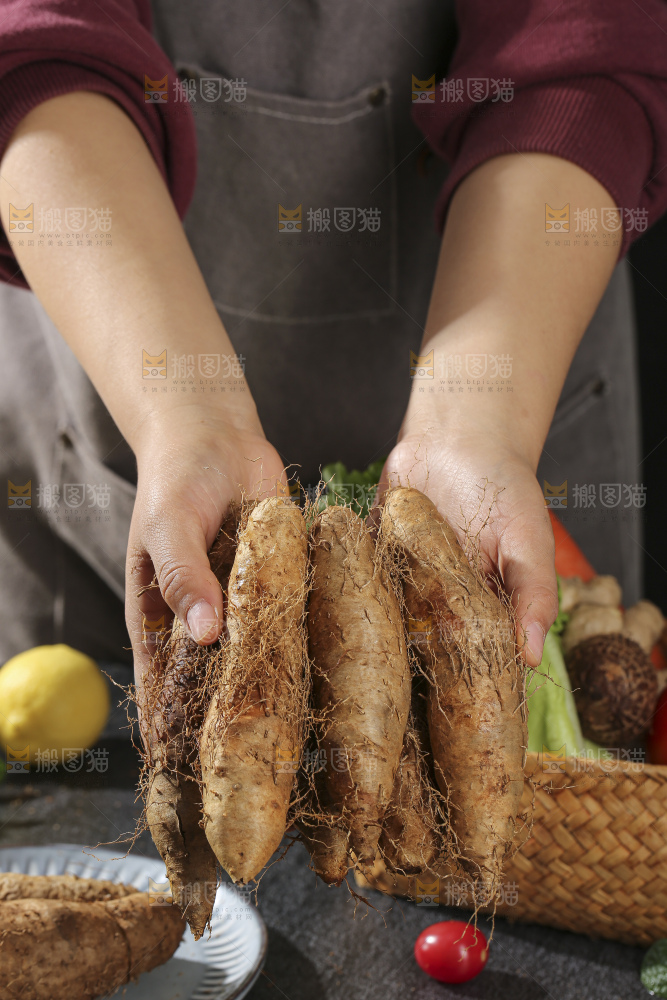 深底上的新鲜毛薯