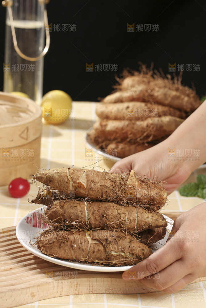 浅底上的新鲜毛薯