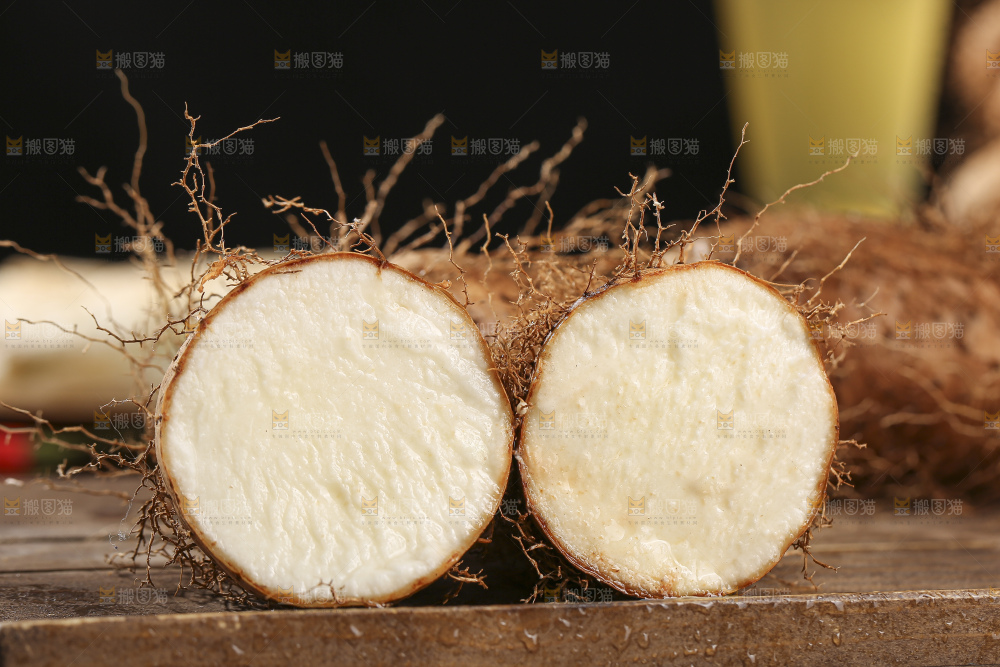 深底上的新鲜毛薯