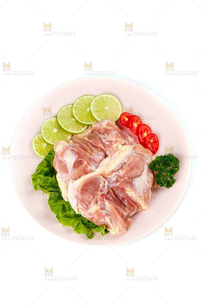 白底上的鸡腿肉