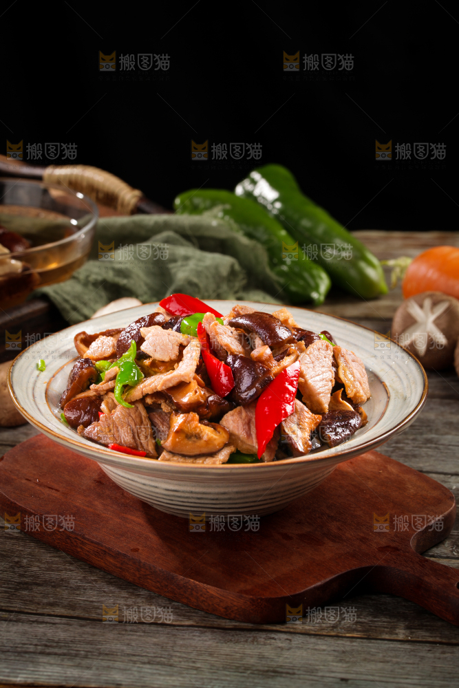 深底上的香菇肉片