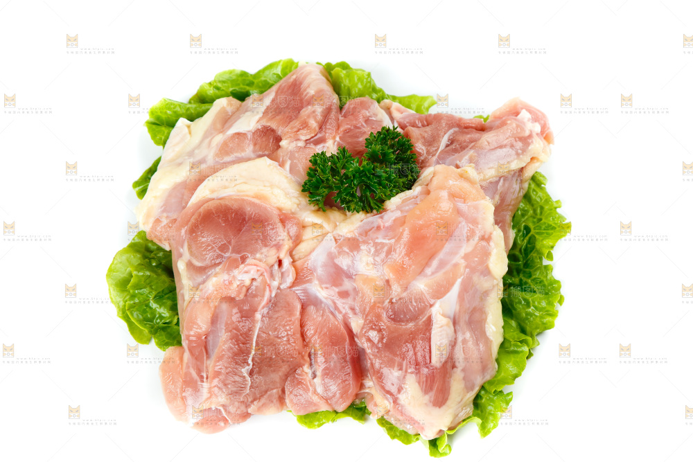 白底上的鸡腿肉