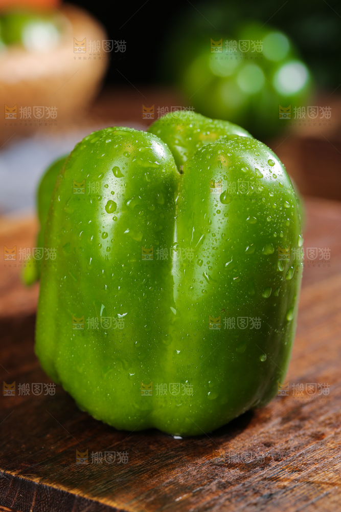 木底上的圆青椒