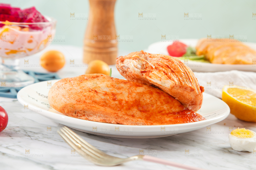 浅底上的鸡胸肉