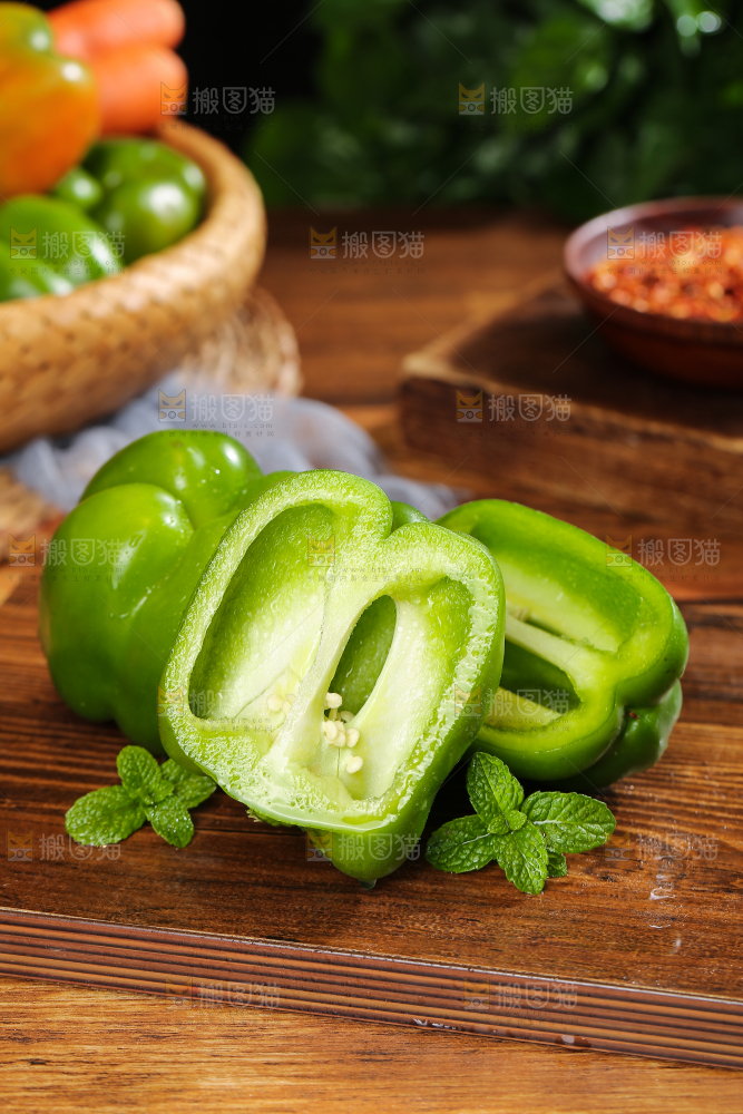 木底上的圆青椒