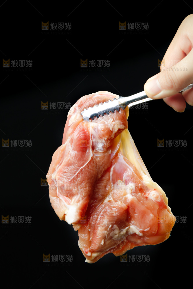 深底上的鸡腿肉