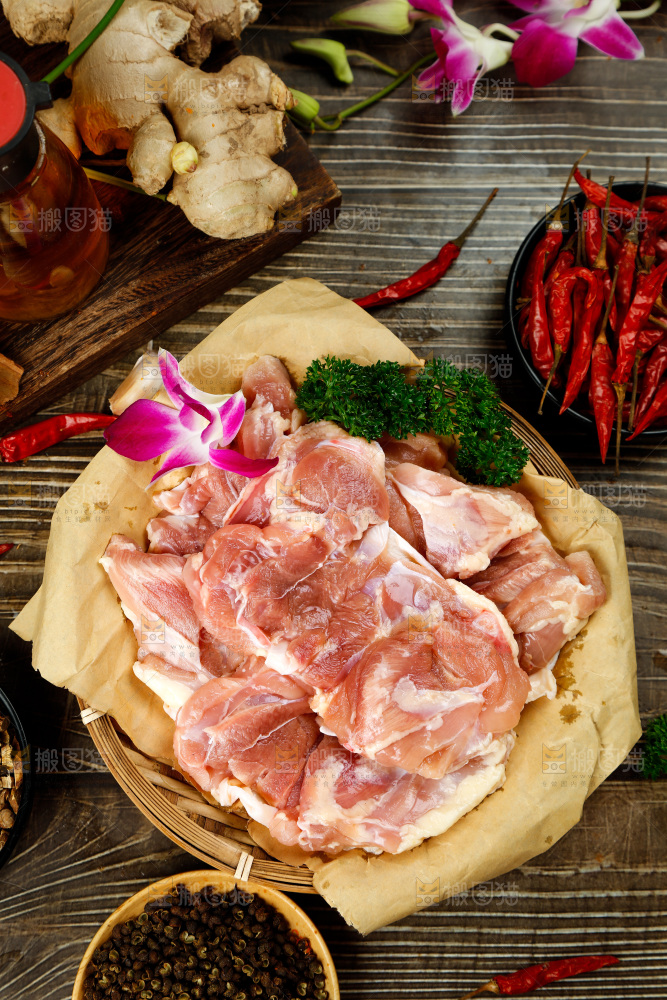 深底上的鸡腿肉