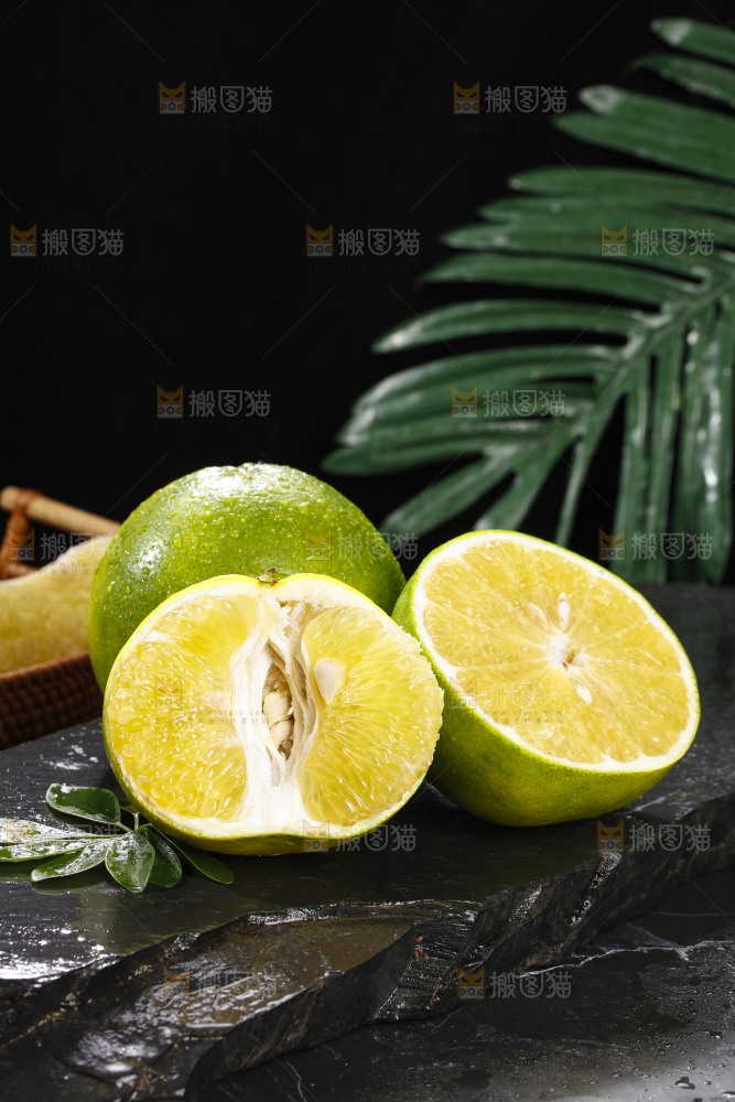 深底上的青皮葡萄柚