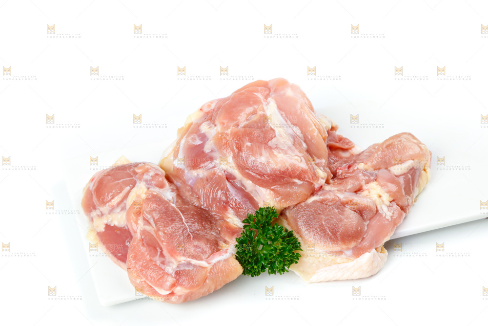 白底上的鸡腿肉