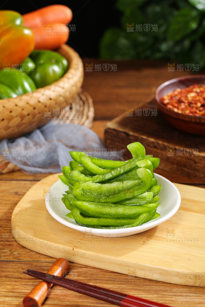 木底上的圆青椒