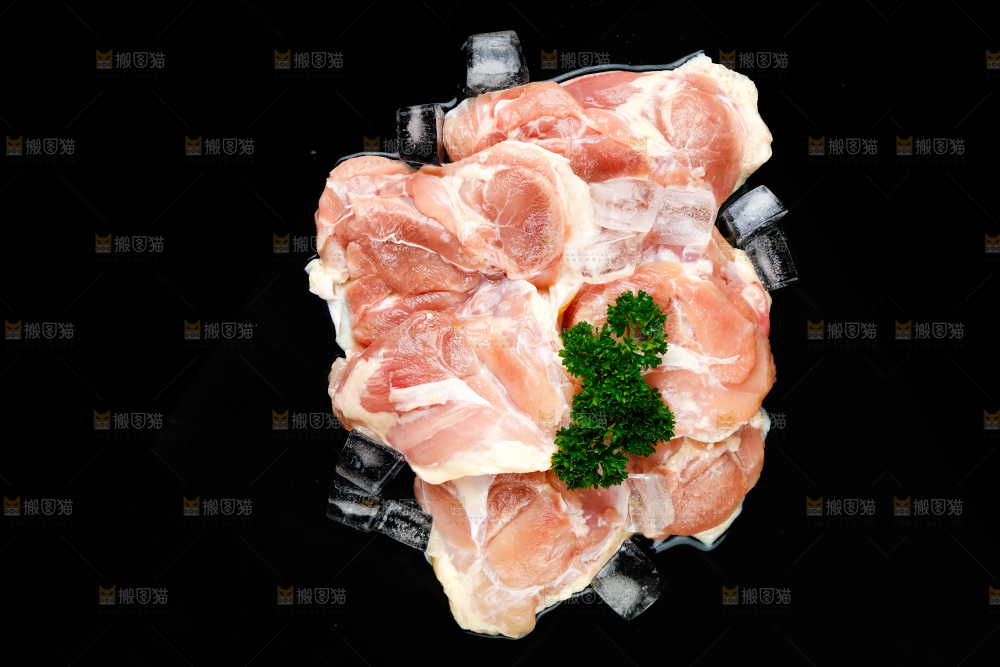深底上的鸡腿肉