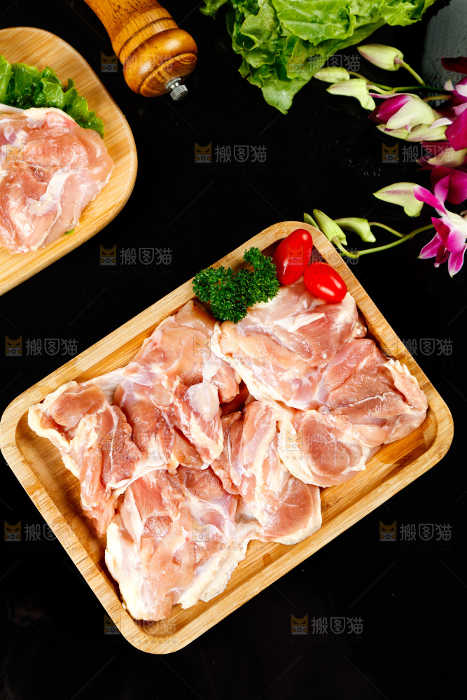 深底上的鸡腿肉