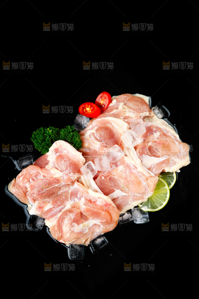 深底上的鸡腿肉