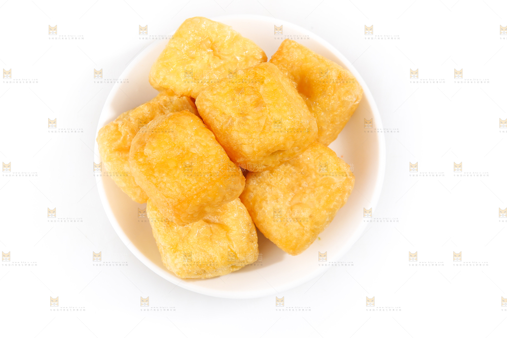 白底上的油豆腐