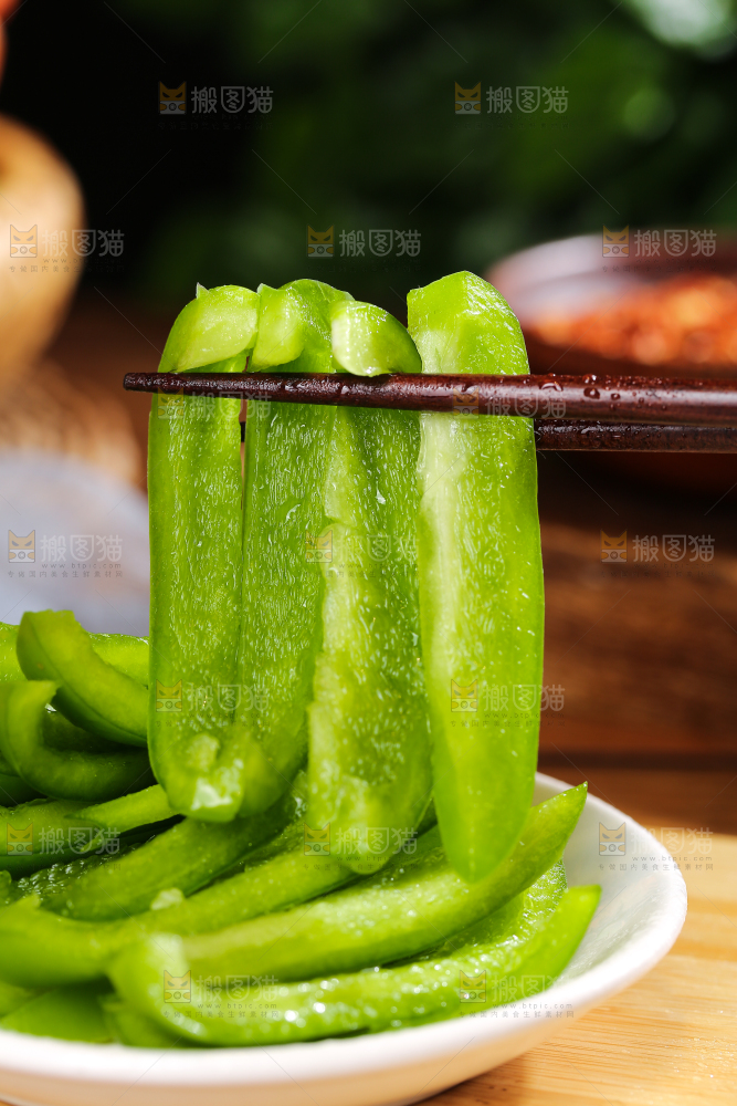 木底上的圆青椒
