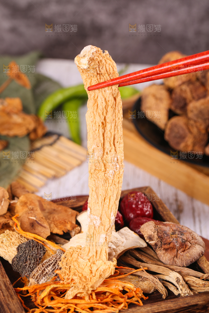 木底上的菌菇汤