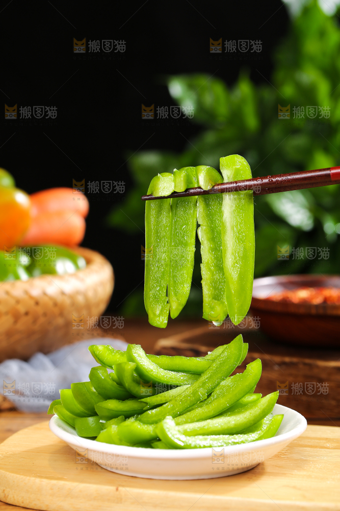 木底上的圆青椒