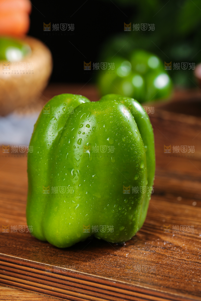 木底上的圆青椒