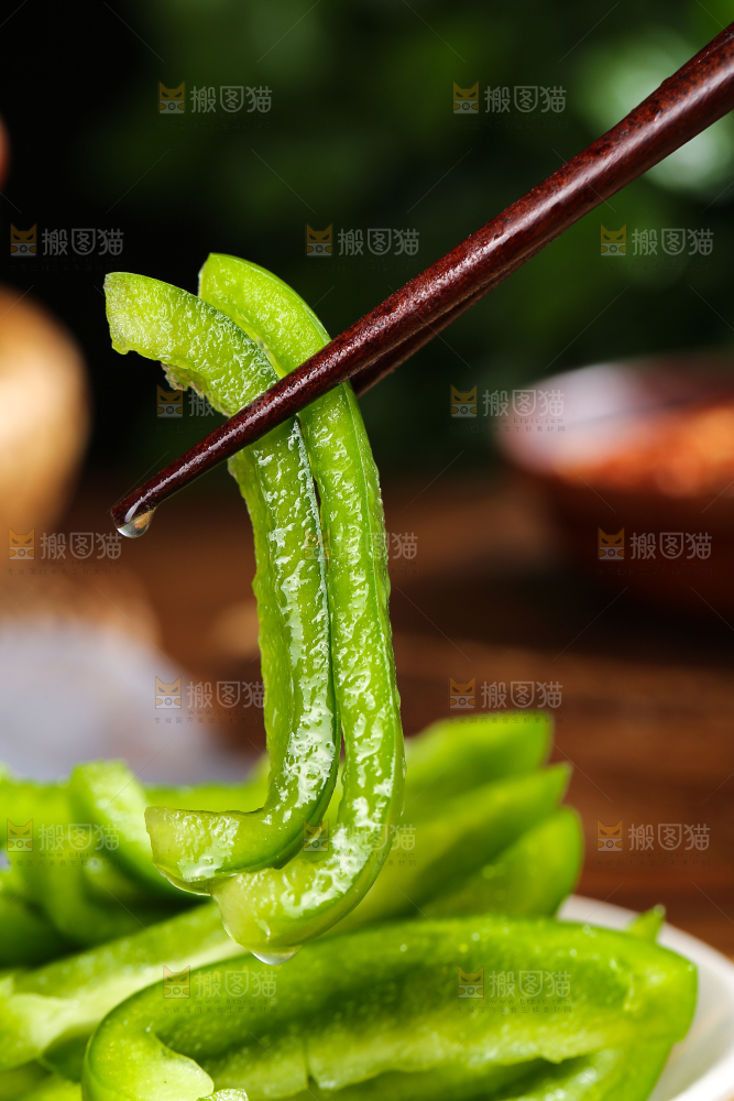 木底上的圆青椒