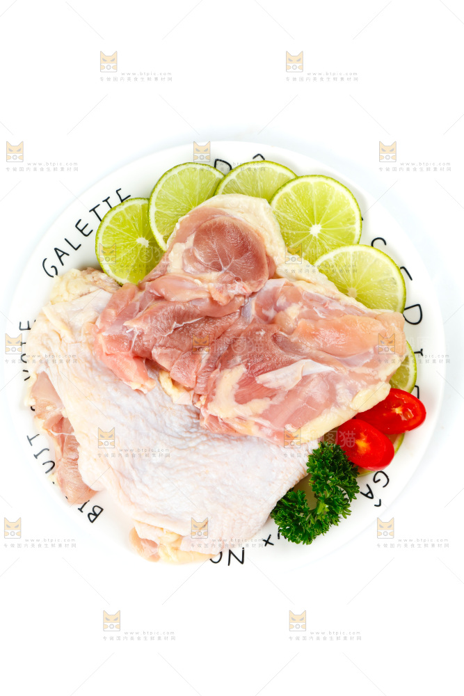 白底上的鸡腿肉