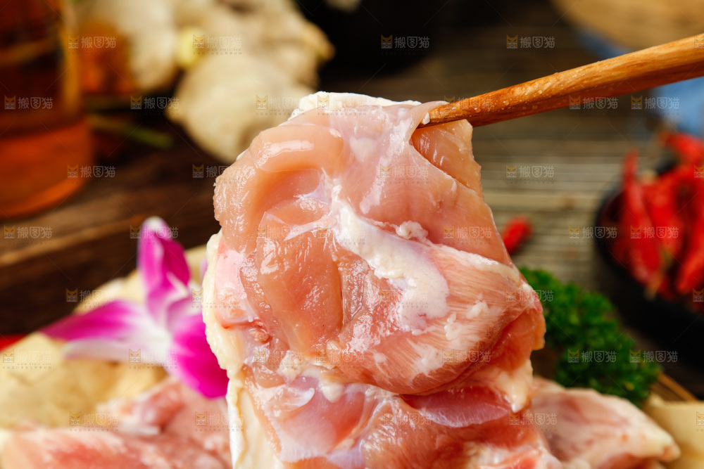 深底上的鸡腿肉