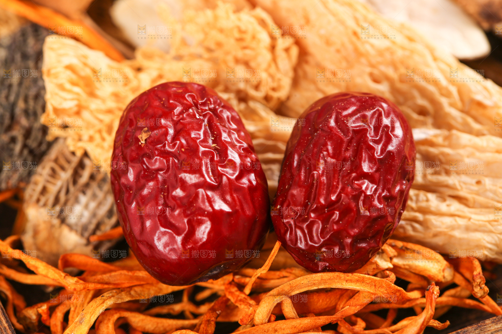 木底上的菌菇汤