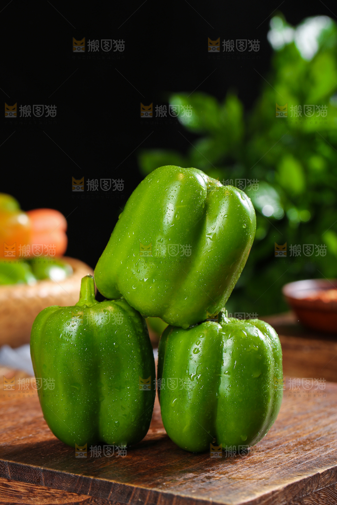 木底上的圆青椒