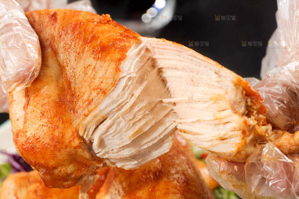 浅底上的鸡胸肉
