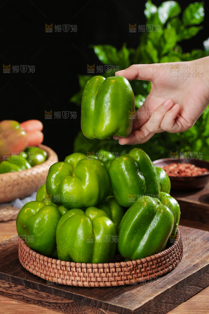 木底上的圆青椒