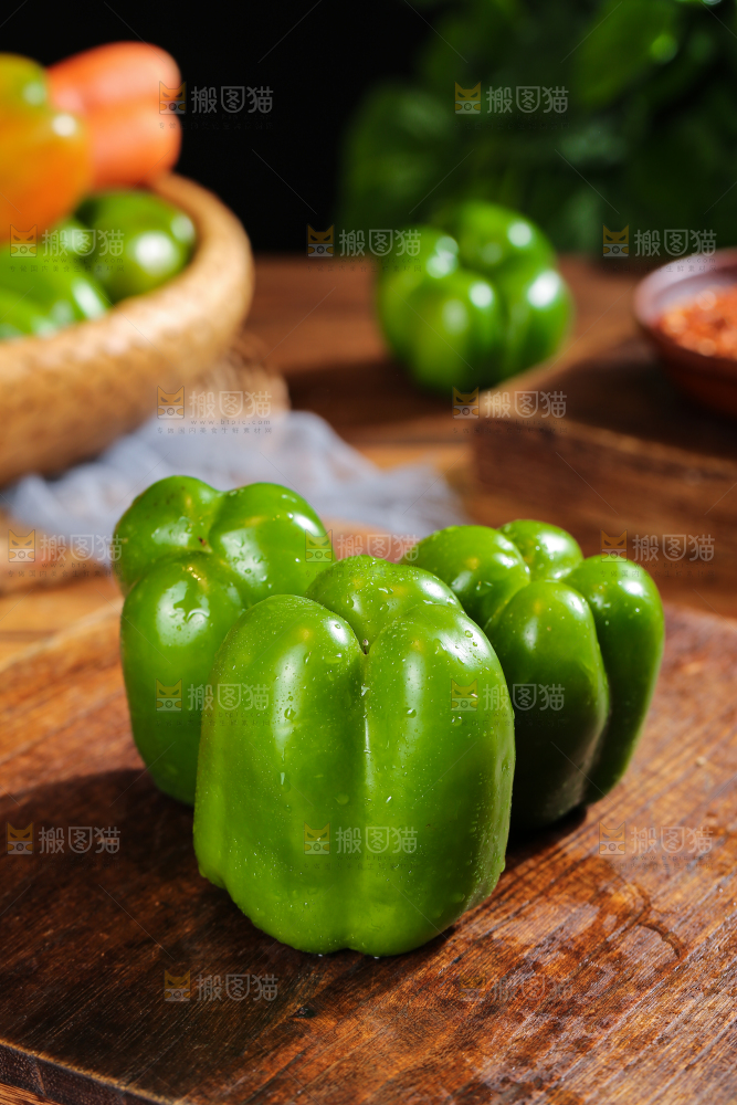 木底上的圆青椒