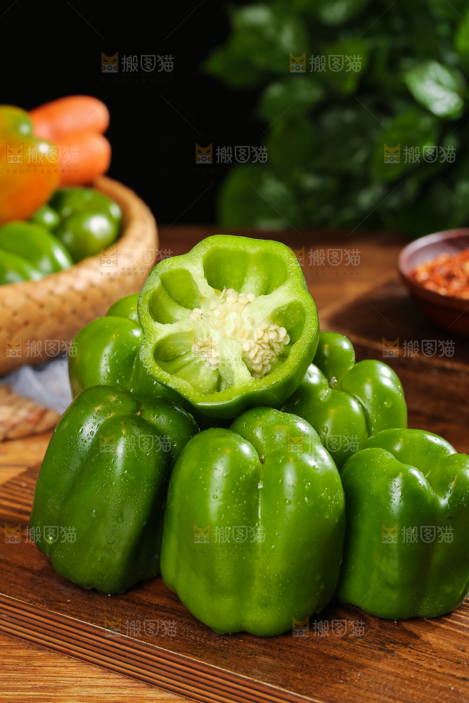 木底上的圆青椒