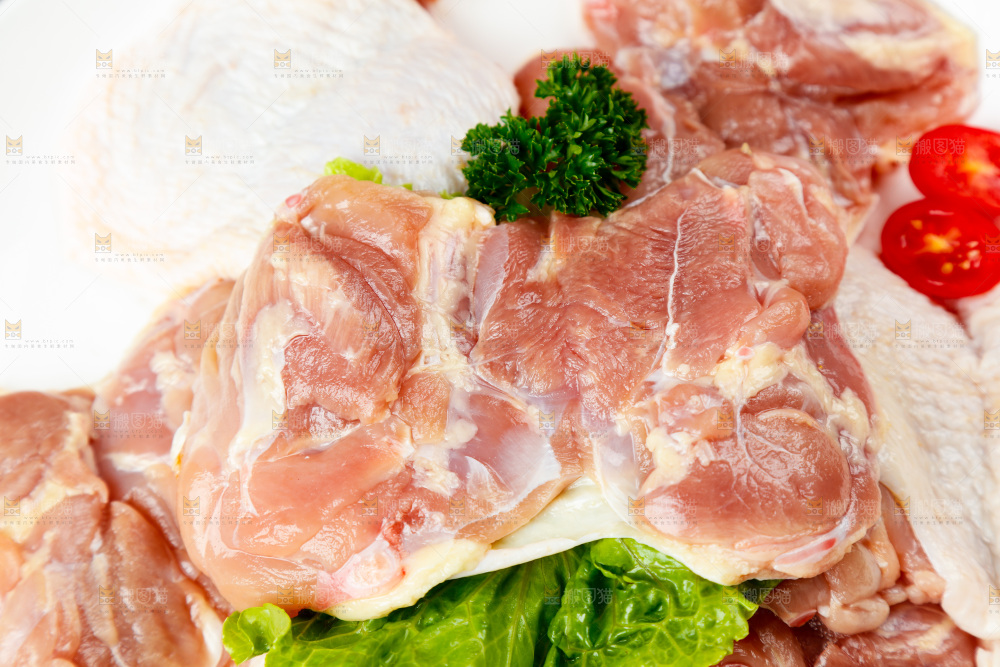 深底上的鸡腿肉