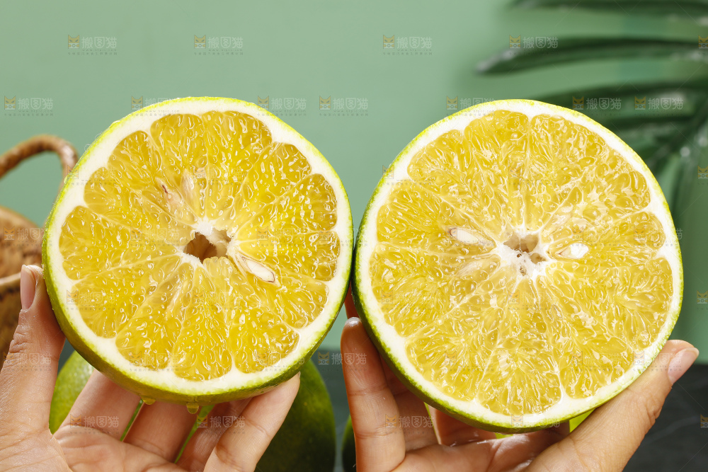 深底上的青皮葡萄柚