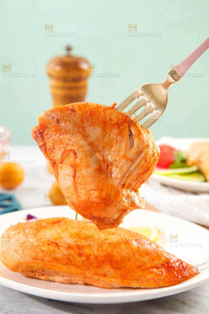 浅底上的鸡胸肉