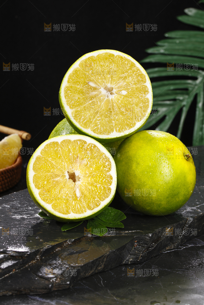 深底上的青皮葡萄柚