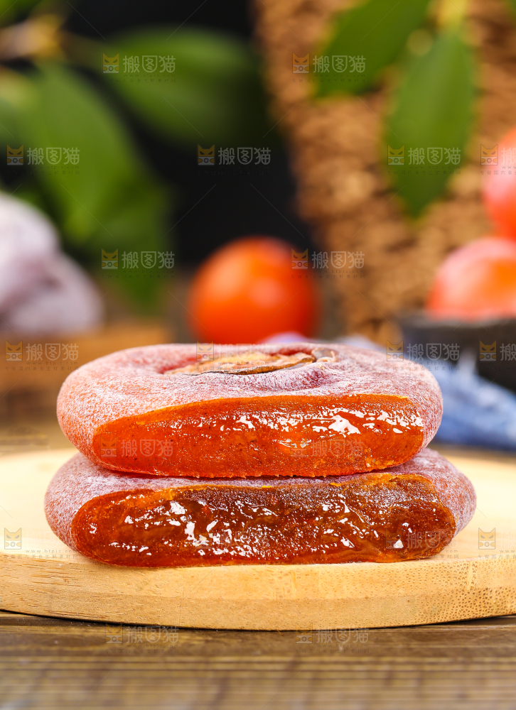 木底上放着柿饼