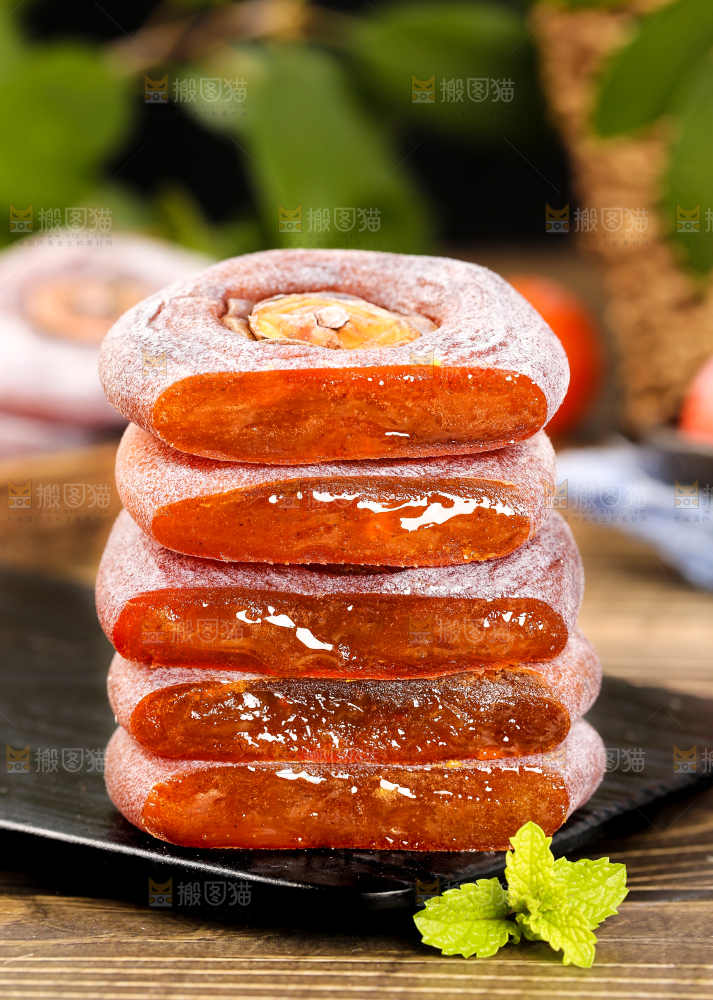 黑石板上放着圆柿饼