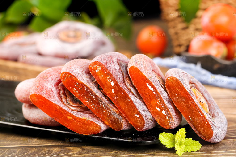 黑石板上放着圆柿饼
