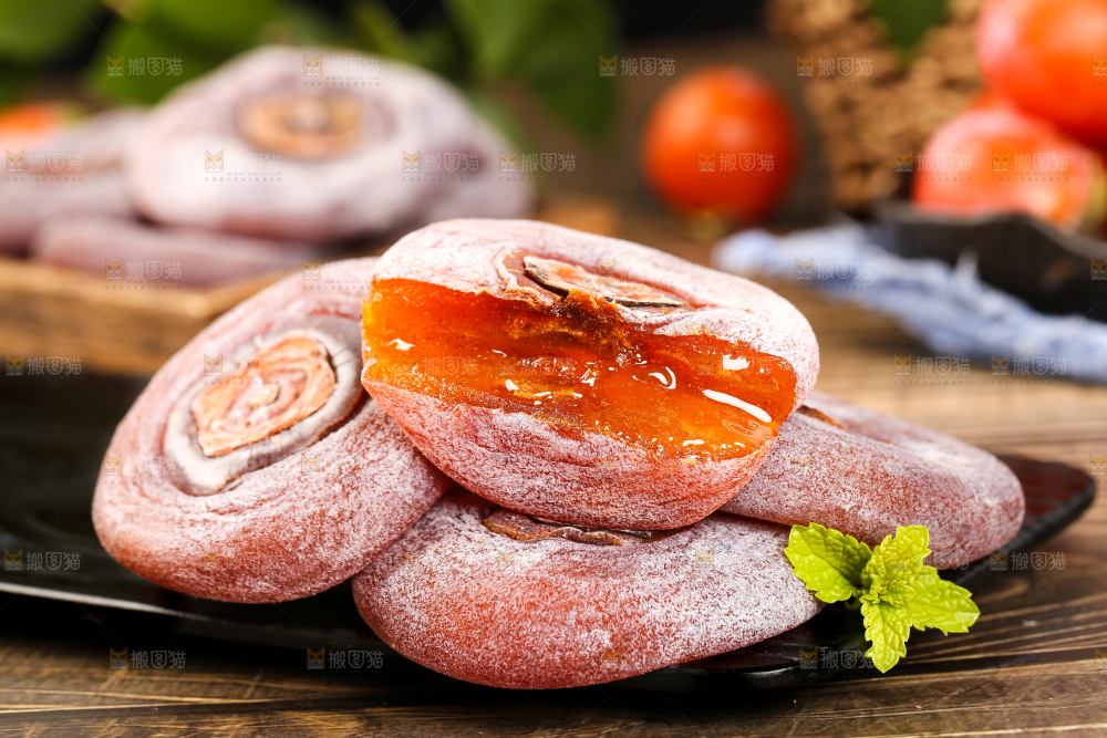 黑石板上放着圆柿饼