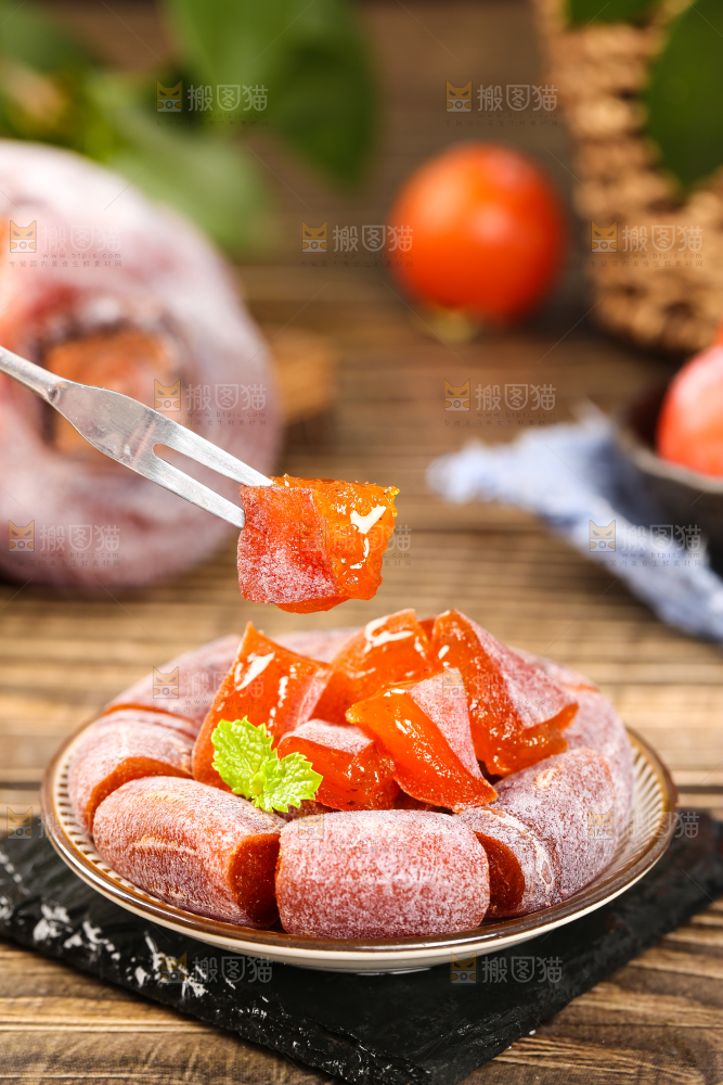 黑石板上放着圆柿饼