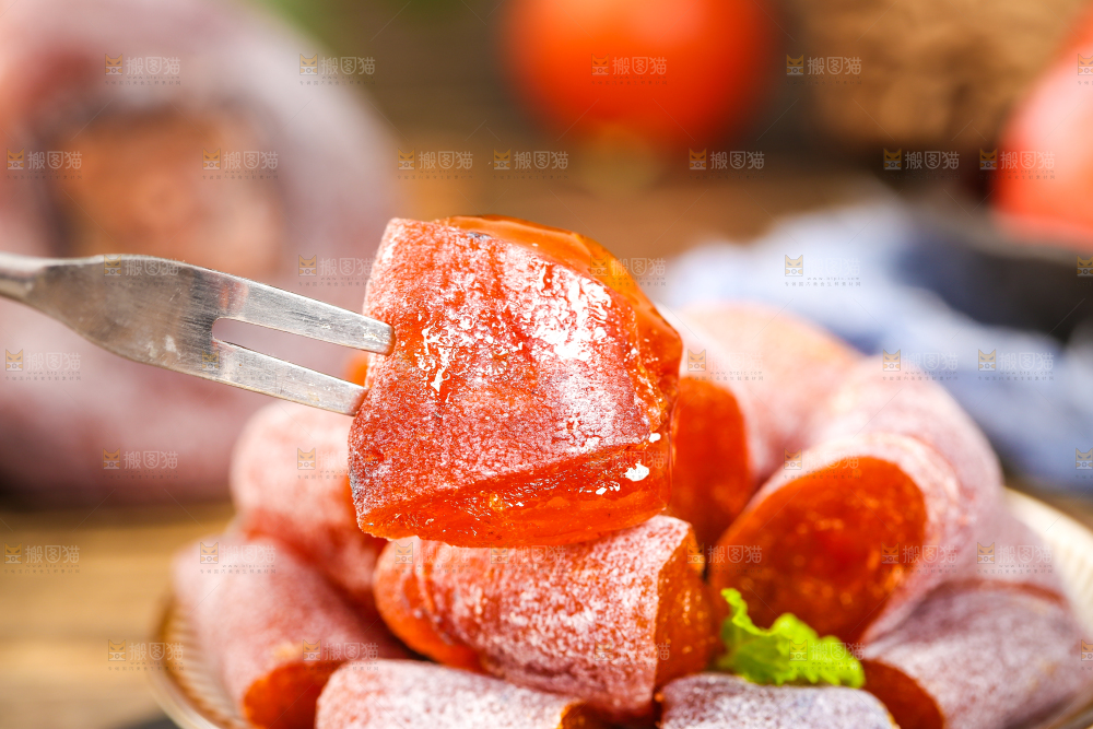 黑石板上放着圆柿饼