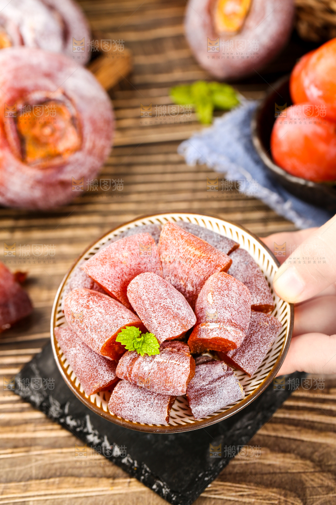 黑石板上放着圆柿饼