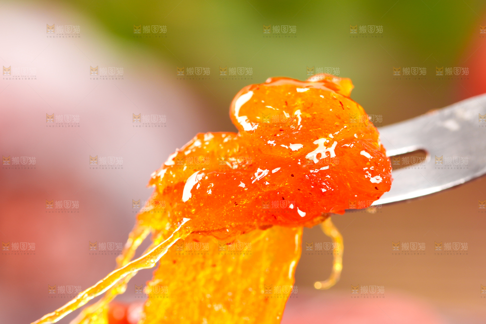 手里拿着撕开的柿饼