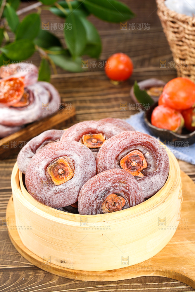 蒸笼里放着柿子饼