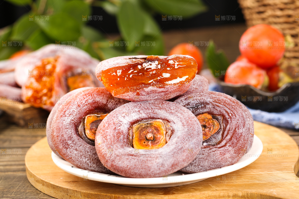 木底上的柿子饼