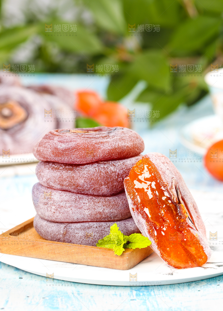 碟子里放着圆柿饼