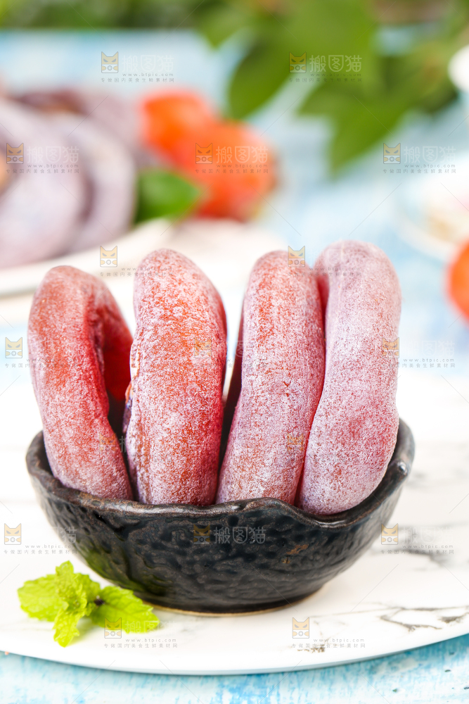 碟子里放着圆柿饼