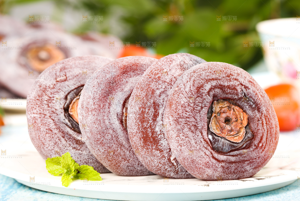 碟子里放着圆柿饼