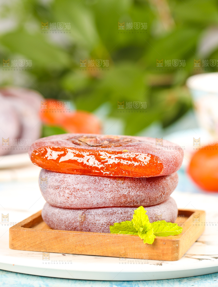 碟子里放着圆柿饼